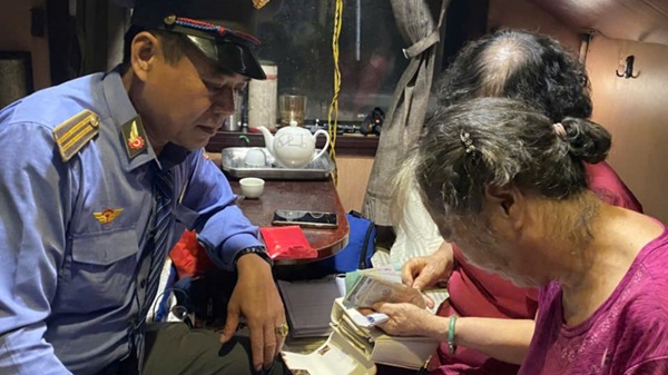 Pasajero recupera la propiedad olvidada en el barco SE8. Foto: VNR