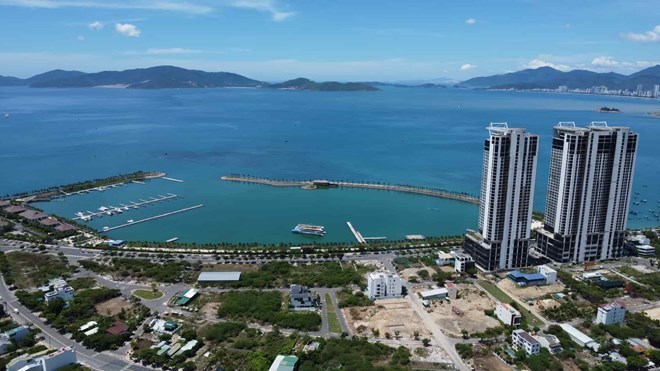 Co quan chuc nang o Khanh Hoa da co quyet dinh thanh tra phong, chong lang phi trong quan ly nha, dat cong. Anh: Huu Long