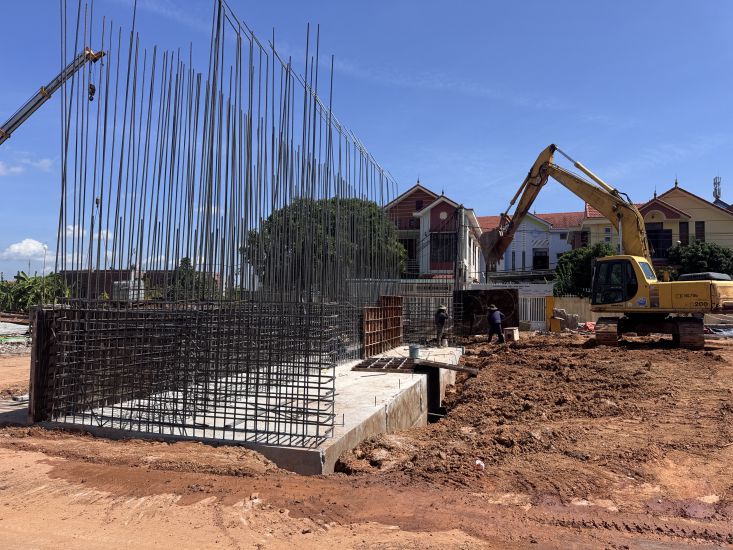 Dong Hoi Centerの道路と鉄道プロジェクトは、地面による長い時間のゆっくりとした進行の後に再起動しました。写真：コング・サン