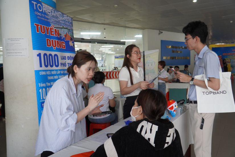Enterprises recruit workers at Dong Nai job exchange. Photo: HAC