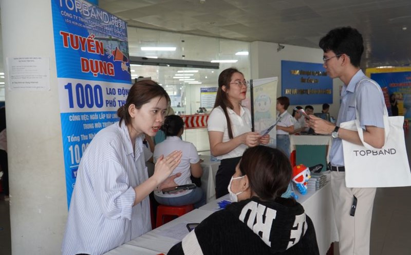 Enterprises recruit workers at Dong Nai job exchange. Photo: HAC