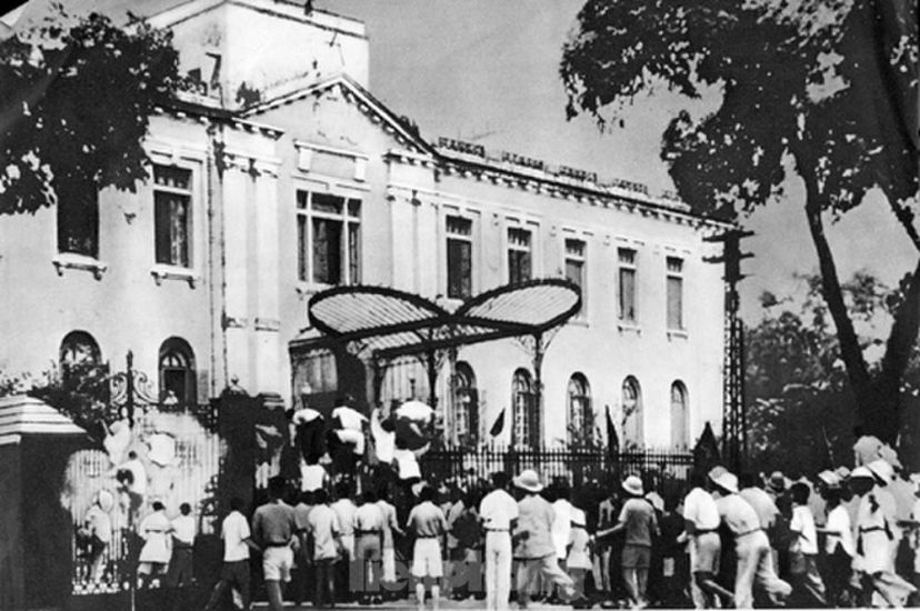 On the morning of August 19, 1945, Viet Minh forces and the people of the capital took over the brainchild of the failed French government in the North, marking the beginning of a general uprising to seize power in the capital Hanoi. Photo: VNA