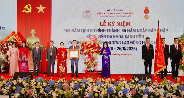 Bo truong Bo Y te Dao Hong Lan trao tang Huan chuong Lao dong hang Nhat cho BVDK Xanh Pon. Anh: Thanh Hai