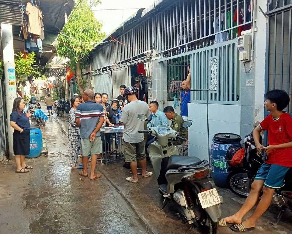 Den 8h sang nay, qua ngay thu 4, ca gan 100 ho dan van chua co dien su dung. Anh: Dinh Trong