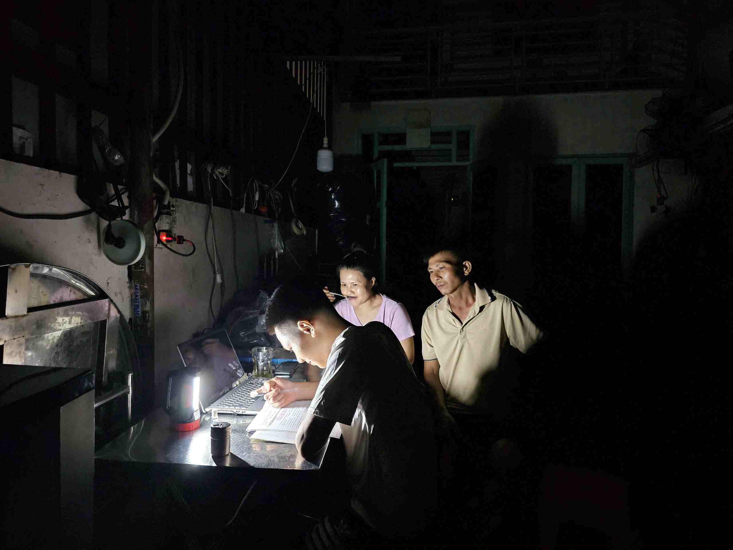 100家族の場合の当局は、ホーチミン市のタン・カーン・ワードで権力を失いました。写真：Dinh Trong