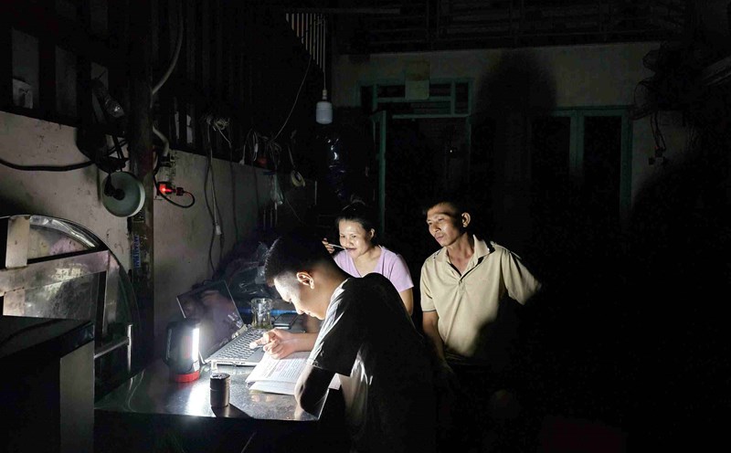 Authorities investigate the case of 100 families without power in Tan Khanh ward, Ho Chi Minh City. Photo: Dinh Trong