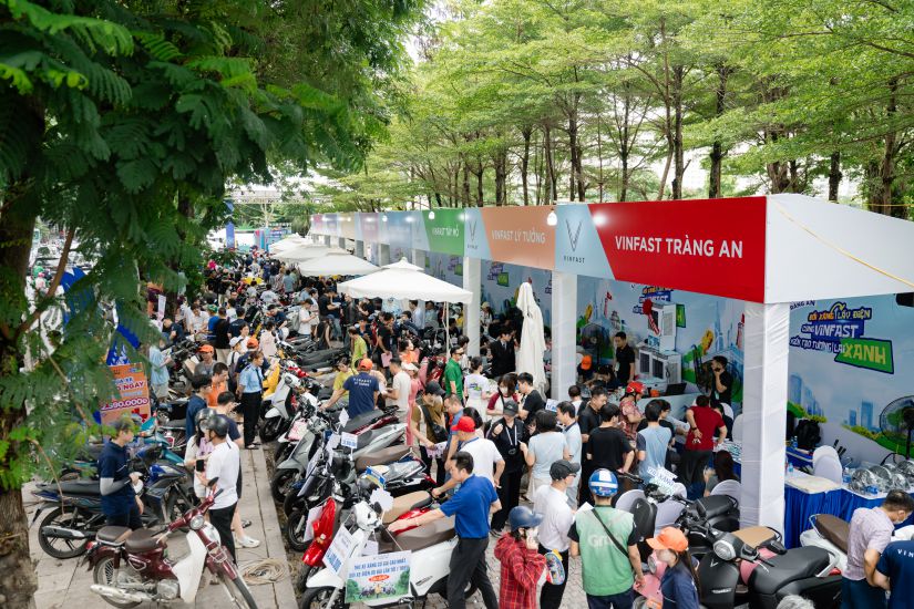 El festival de recogida de coches de gasolina y cambio de coches electricos de VinFast siempre atrae a un gran numero de personas a participar. Foto: Hong Minh