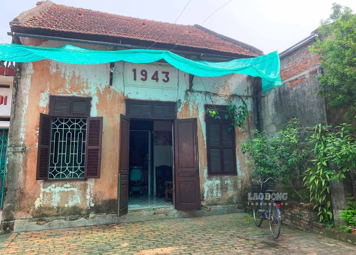 The house over 80 years old in Nha Xa village, Duy Tan commune, Ninh Binh province used to be a shelter during the war. Photo: Ha Vi