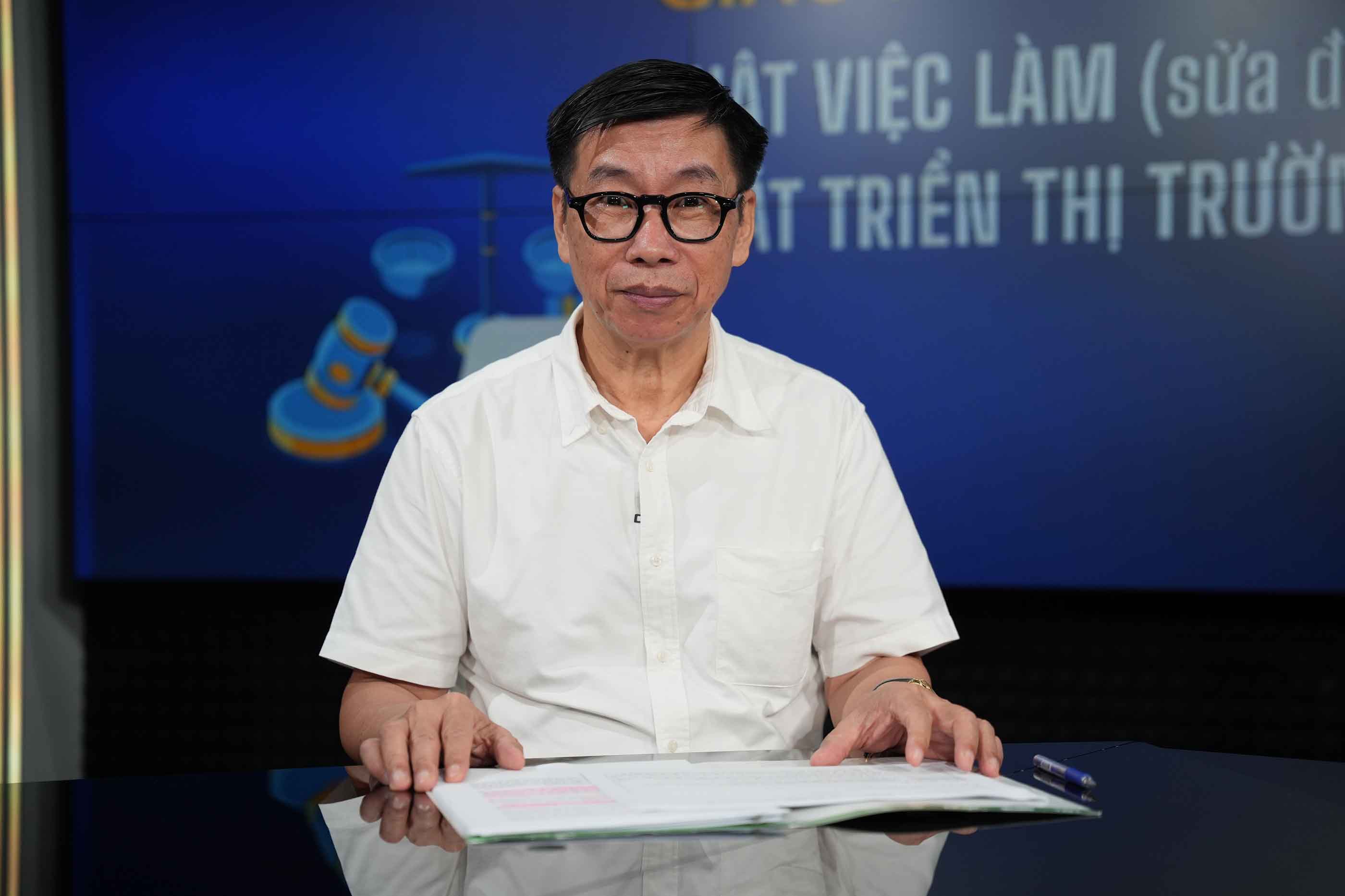 Ong Le Quang Trung – nguyen Pho Cuc truong phu trach Cuc Viec lam trong buoi Toa dam. Anh: PV