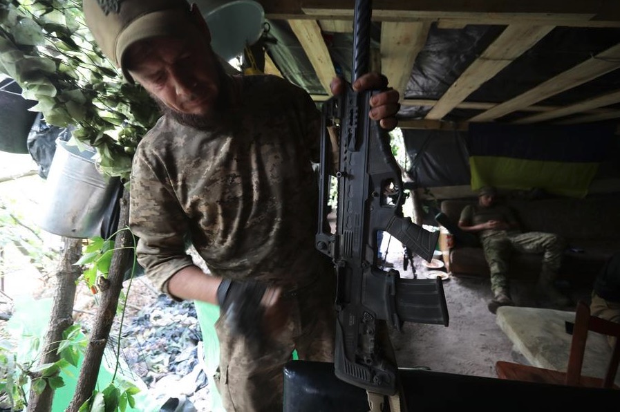 전투 무기를 준비하는 우크라이나 군인. 사진: 신화통신