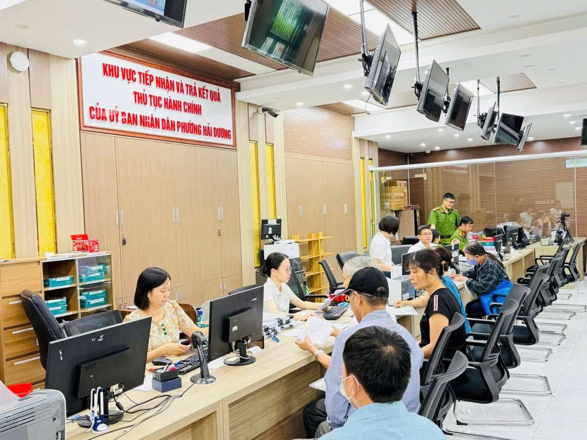 Working day at the Hai Duong Expansion Public Administration Service Center. Photo: Hai Phong Portal