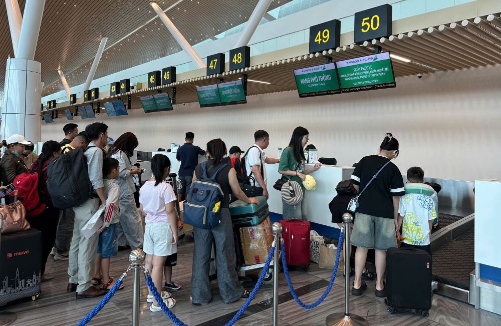 乗客は、国内の乗客ターミナルT3、日焼け息子NHAT国際空港で手順を実行します。写真：Linh Nguyen