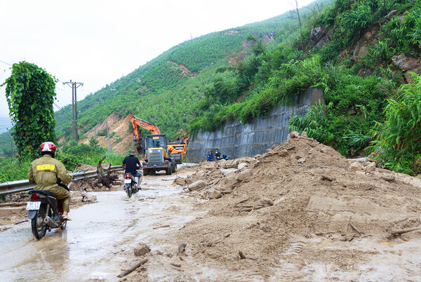 Bun, dat, da sat xuong tran ra duong lam anh huong den viec luu thong cua cac phuong tien tai doan duong tinh 291 qua xa Tuan Dao (tinh Bac Ninh). Anh: Duong Thuy  