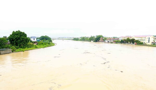 Chu phuong (Bac Ninh 省) の Luc Nam 川の水位が上昇しています。写真: Duong Thuy