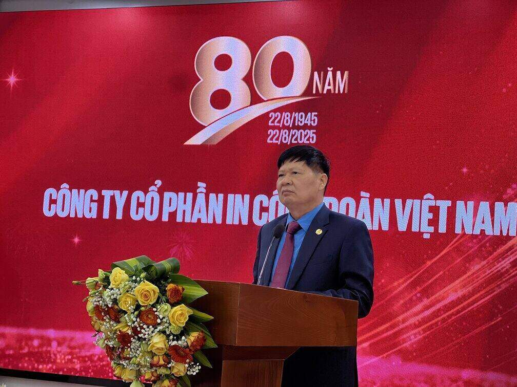 Vice President of the Vietnam General Confederation of Labor Phan Van Anh delivered a congratulatory speech to the staff and employees of Vietnam Trade Union Printing Joint Stock Company. Photo: Kieu Vu