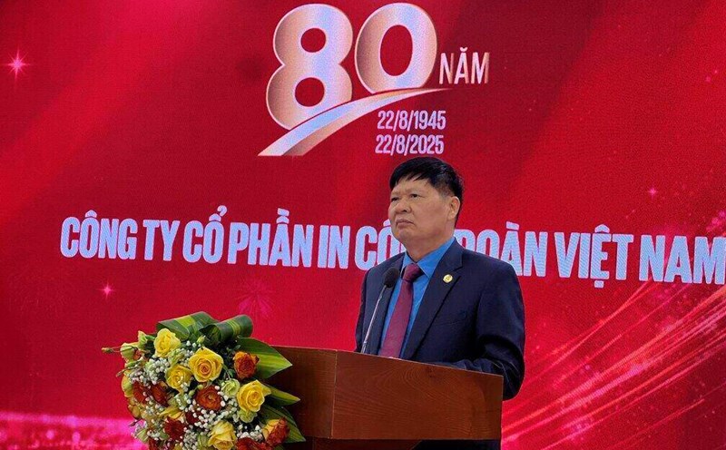 Vice President of the Vietnam General Confederation of Labor Phan Van Anh delivered a congratulatory speech to the staff and employees of Vietnam Trade Union Printing Joint Stock Company. Photo: Kieu Vu
