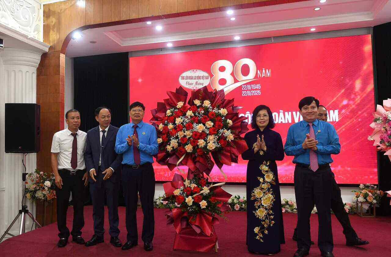 Lanh dao Tong LDLDVN chuc mung Cong ty CP In Cong doan Viet Nam. Anh: Manh Hung