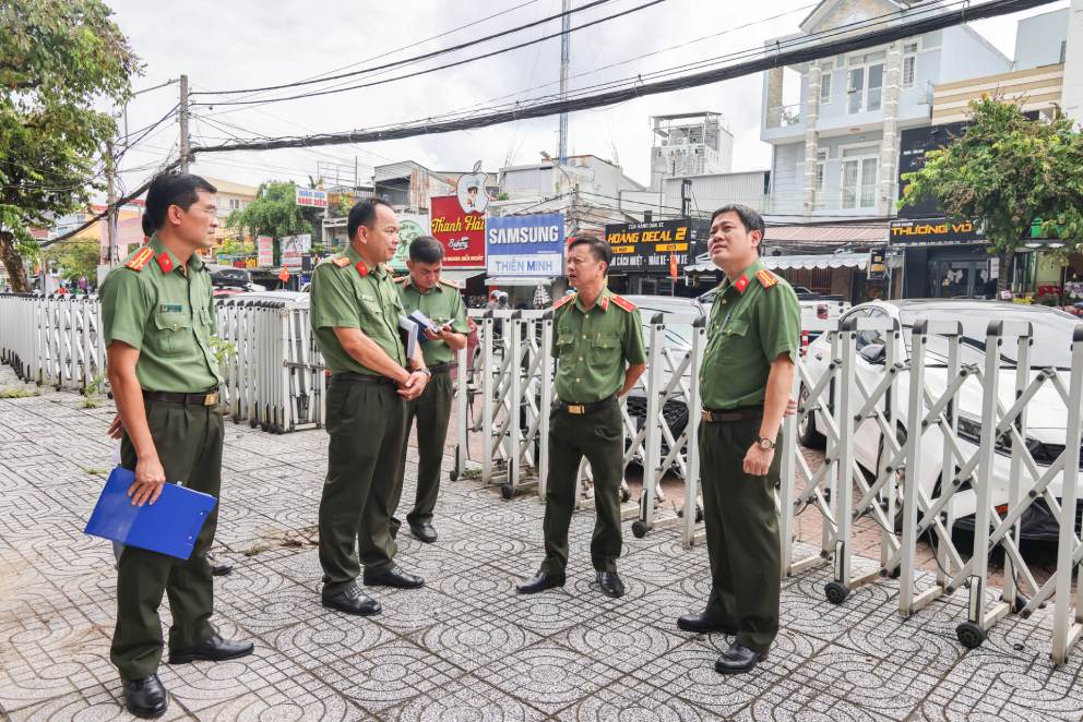Doan cong tac khao sat hien trang dia diem du kien di doi Benh vien Cong an TP. Anh: Cong an Can Tho
