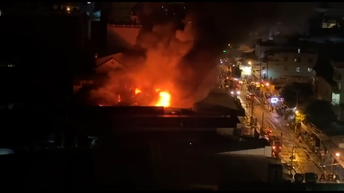 호치민시 담센 근처 공장에서 큰 화재 발생 50명 이상의 소방관이 현장에 도착했습니다. 사진: 동호앙