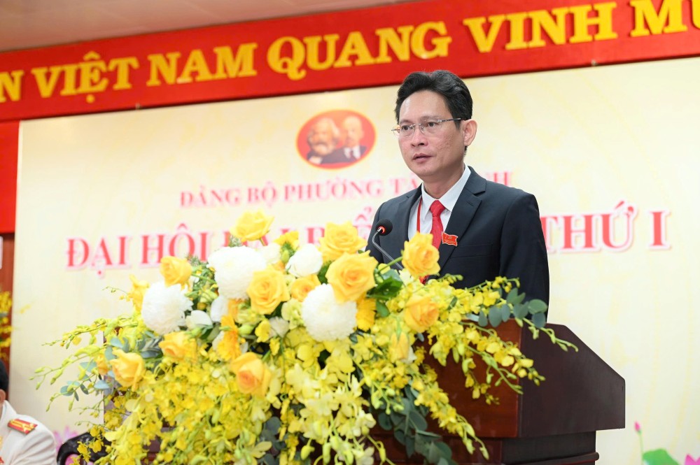 Dong chi Nguyen Hoang Long duoc chi dinh giu chuc vu Bi thu Dang uy phuong Tan Binh. Anh: Minh Tam