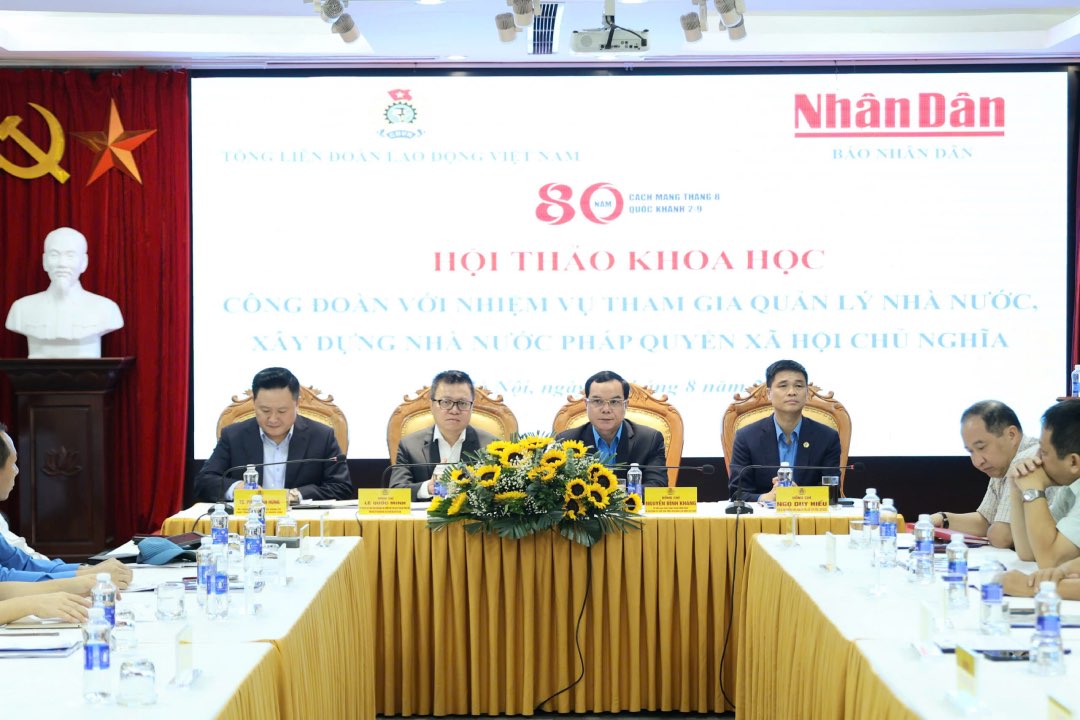 과학 컨퍼런스를 주재하는 지도자 동지들. 사진: 바오한