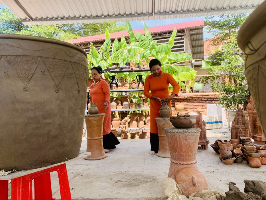 Quao River nurtures the pottery industry in Bau Truc. Photo: An Le