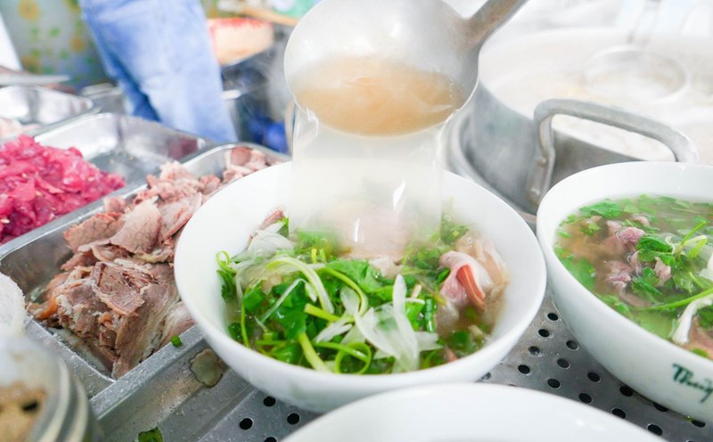 Phở luôn là sự lựa chọn hàng đầu của mọi du khách khi đến Việt Nam, bởi đây không chỉ là một món ăn ngon, đây còn là đặc trưng văn hóa của một đất nước nghìn năm văn hiến. Ảnh: Trang Vũ