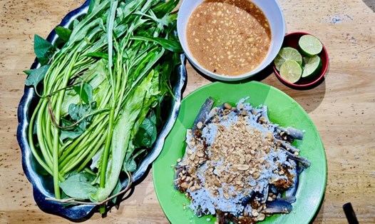 Món gỏi cá trích. Ảnh: An Lê