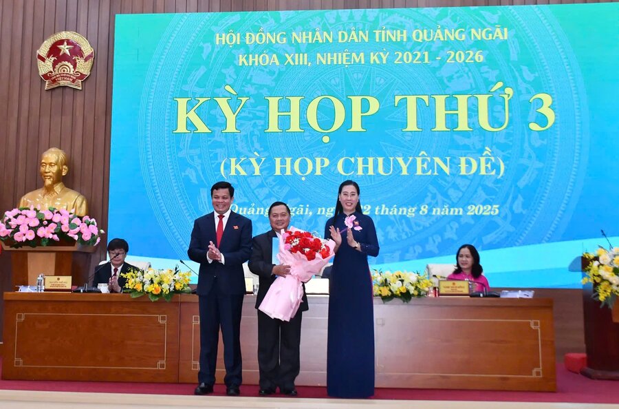 Lanh dao Tinh uy va HDND tinh Quang Ngai trao hoa chuc mung ong A Vuong (giua) duoc chi dinh giu chuc vu Truong Ban Dan toc cua HDND tinh Quang Ngai nhiem ky 2021-2026. Anh: Vien Nguyen