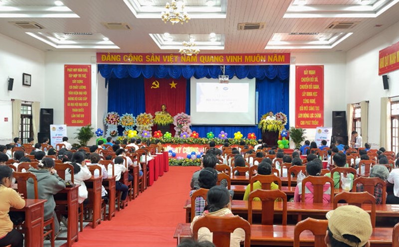 Vinh Long students received scholarships and gifts from the CEP microfinance Organization. Photo: Hoang Loc
