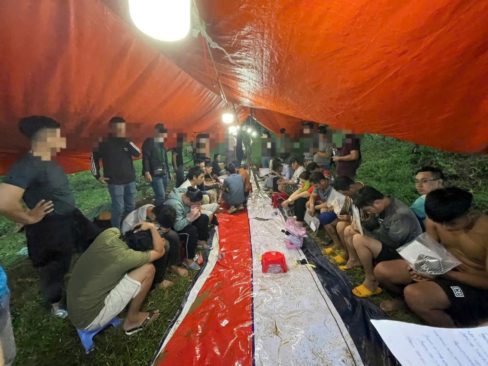 Đà Nẵng triệt phá sới bạc trong rừng keo, tạm giữ 14 đối tượng. Ảnh: Công an cung cấp