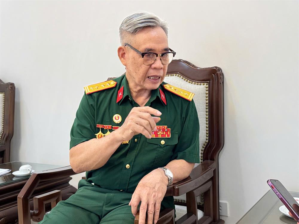 Coronel Dao Van Phe en una conversacion con un periodista del periodico Lao Dong. Foto: Persona proporcionada