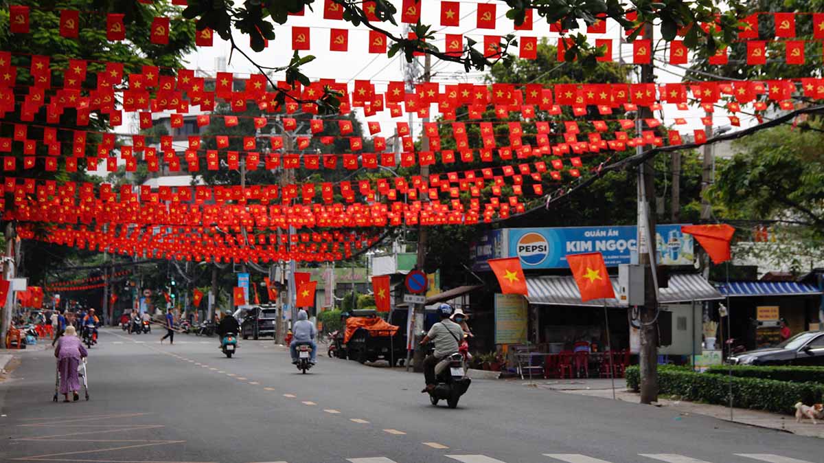 ホーチミン市の小さな街路が9月2日の建国記念日の旗と花で華やかになり、若者を魅了して写真を撮る.
