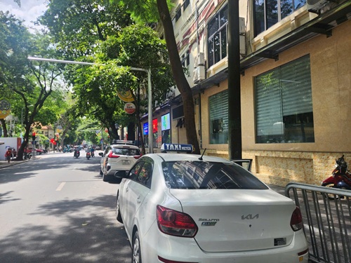 Cac hang xe taxi deu tang cuong phuc vu va khong tang gia cuoc. Anh: Minh Hanh