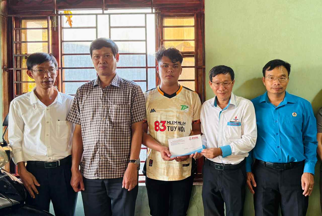 Leaders of the Dak Lak Provincial Federation of Labor visited the family of worker Ton Thanh Minh in Tuy An Bac commune. Photo: Thuy Thao