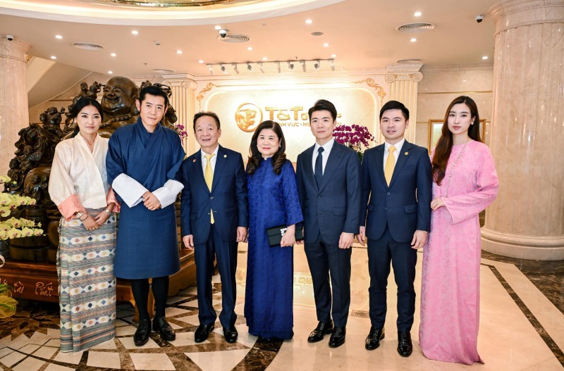 Mr. Hien's family took a photo with King Bhutan Jigme Khesar Namgyel Wangchuck and the Queen. Photo: T&T