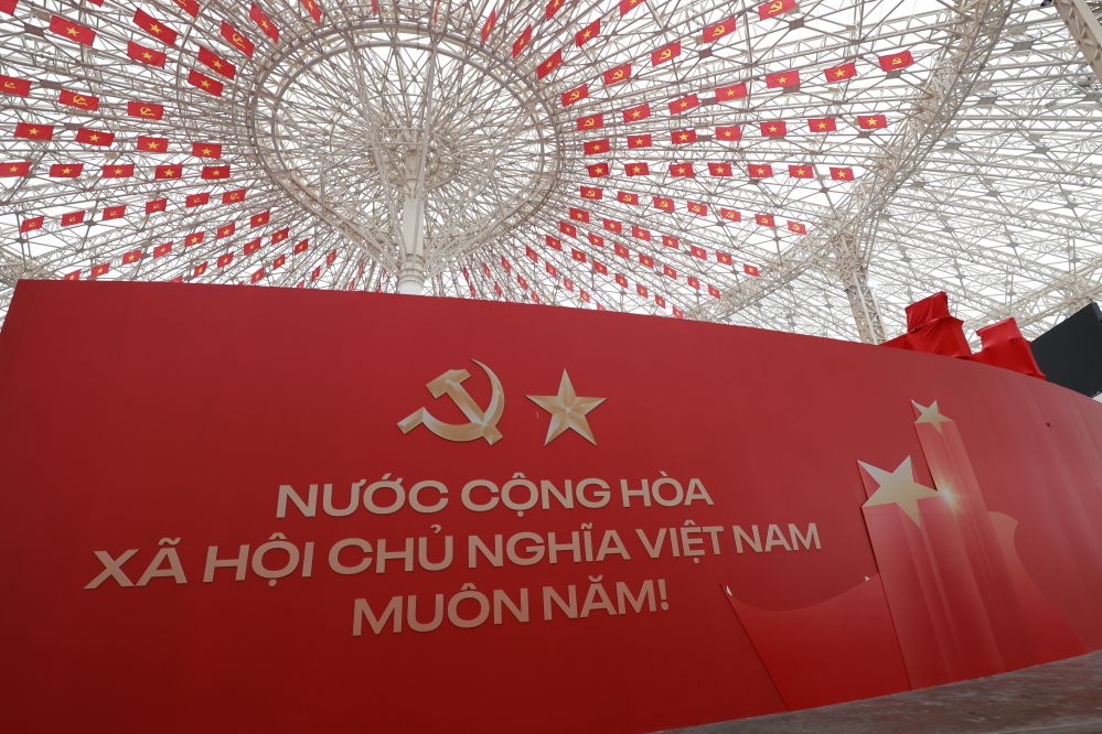 Overwhelmed by red sky, each flag flew like a heartbeat in harmony with the river, lighting up the exhibition space with the pride of 80 years of Independence - freedom - Happiness. Photo: Hai Nguyen