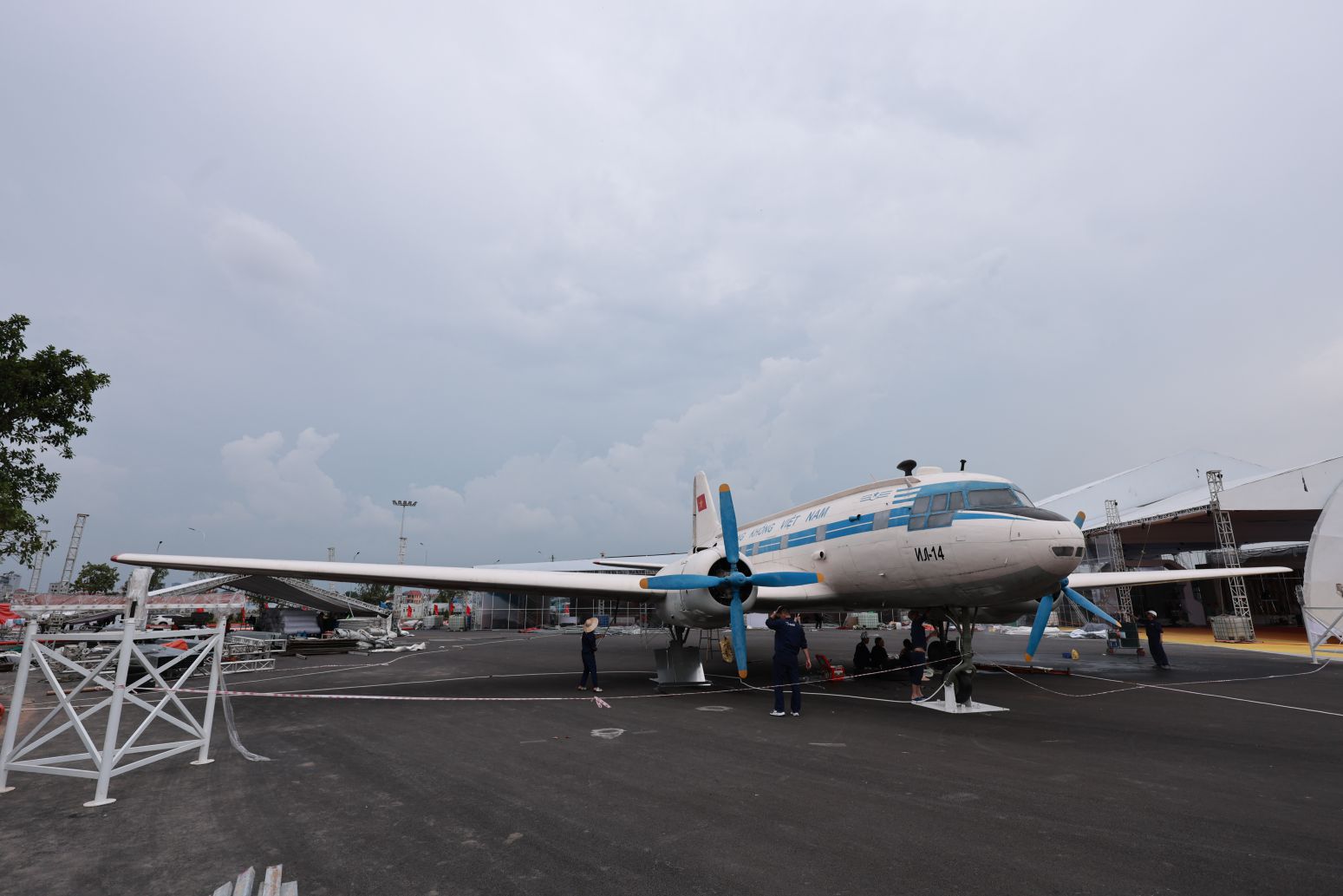 Chiec may bay IL-14 tung cho Bac Ho da duoc dua den Trung tam Hoi cho Trien lam Quoc gia, phuc vu nguoi dan tham quan trong dip Quoc khanh 2.9 sap toi. Anh: Hai Nguyen