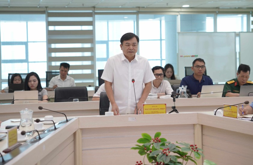 Thu truong Bo Nong nghiep va Moi truong Nguyen Hoang Hiep chi dao tai cuoc hop. Anh: Vu Linh