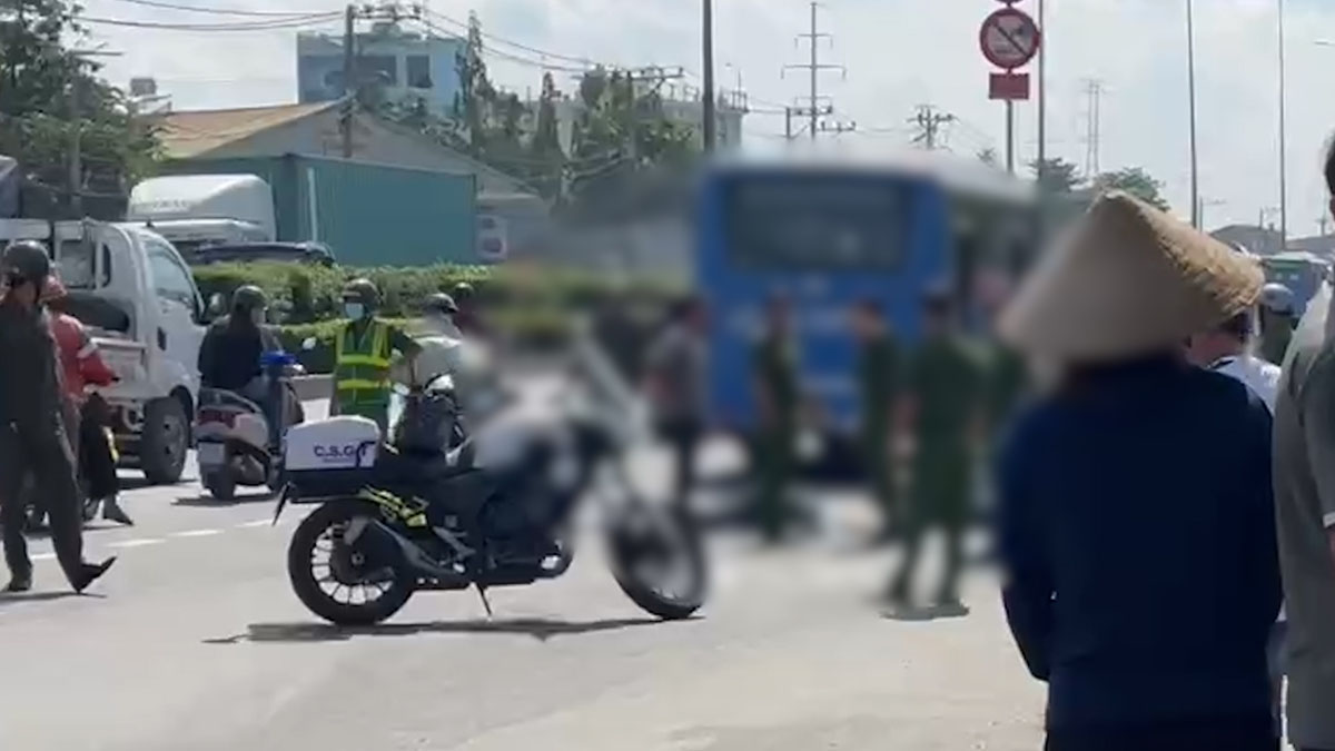 The tragic accident between a bus and a motorbike caused a female student to die on the spot in Ho Chi Minh City. Photo: Dong Hoang