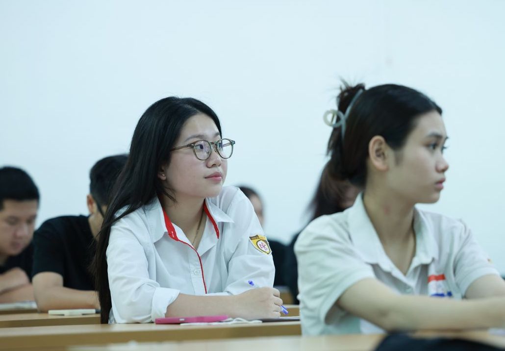 Schools simultaneously announced the university admission scores in 2025. Photo: Hai Nguyen