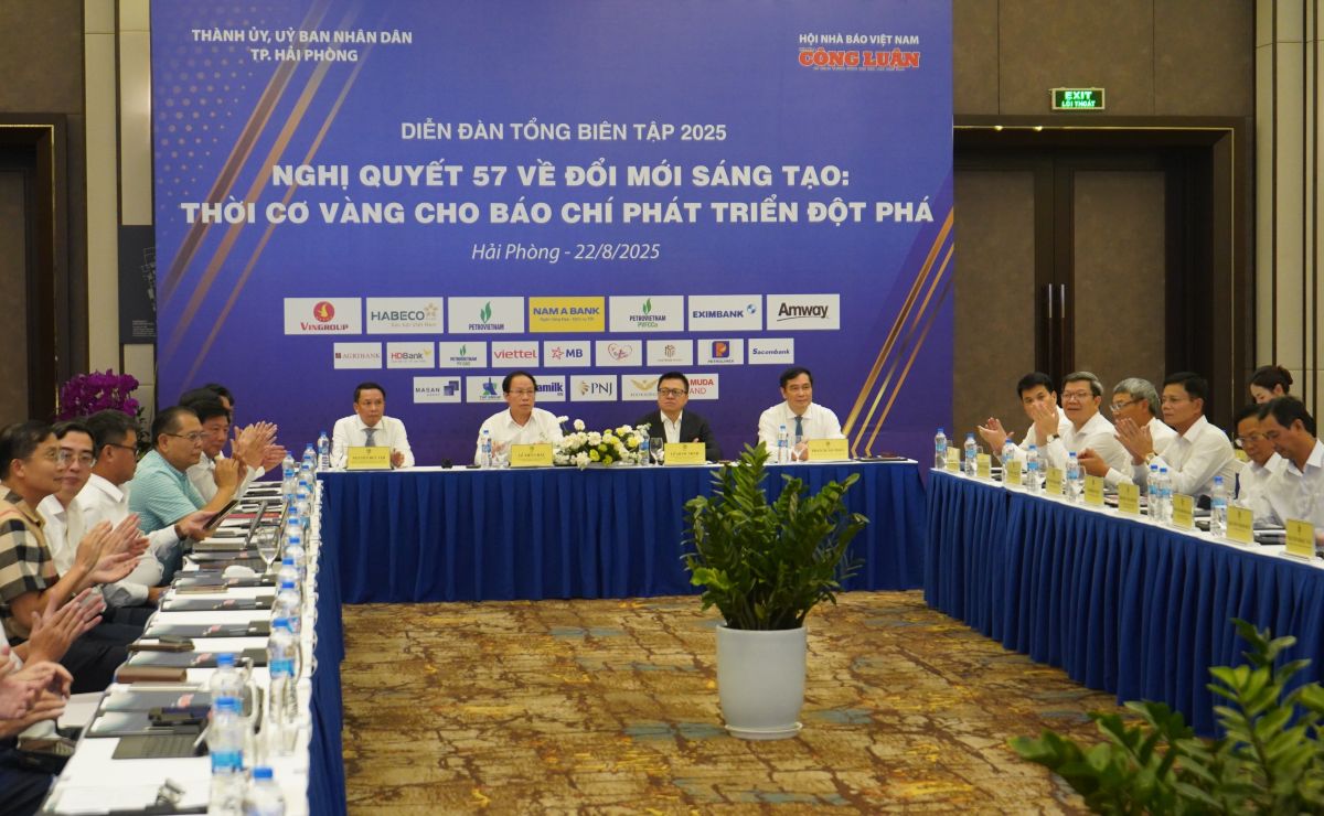 Gan 100 Tong Bien tap cac bao, tap chi du dien dan. Ảnh: Mai Dung