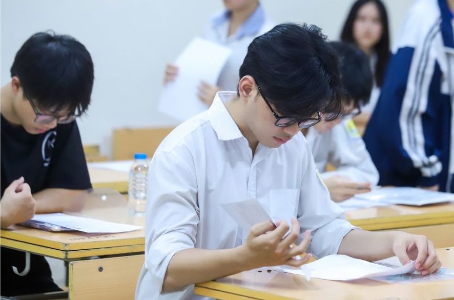 Schools simultaneously announced the university admission scores in 2025. Photo: Van Trang