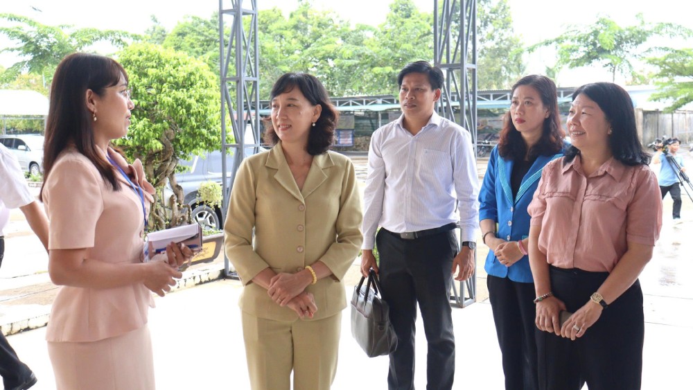 Vice Chairwoman of An Giang Provincial People's Committee Nguyen Thi Minh Thuy (second from left) inspected the situation of schools and students, preparing for the new school year. Photo: Ngoc Mai