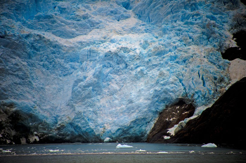8월 21일 지진이 발생한 드레이크 해협을 통과하는 브라질 해군 해양학 함정 Ary Rongel의 풍경 사진: AFP