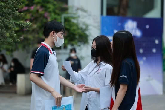 Schools simultaneously announced the university admission scores in 2025. Photo: Hai Nguyen