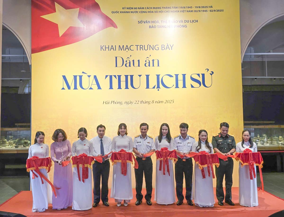 Delegates cut the ribbon to open the exhibition on the topic "H historical Autumn Imprints" at Hai Phong Museum. Photo: Minh Hung