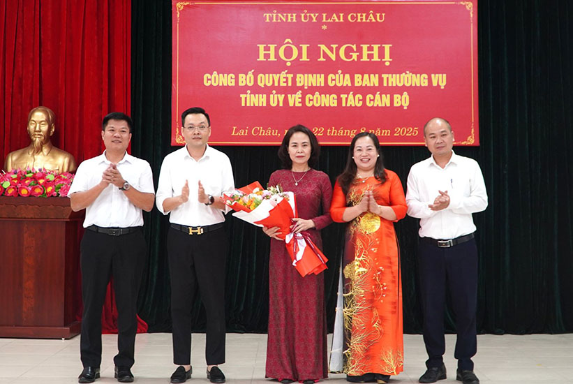Ban Bien tap Bao va Phat thanh, truyen hinh tinh tang hoa chuc mung dong chi Dao Bich Van.