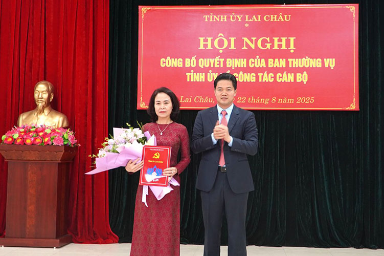 Mr. Vu Manh Ha presented the Decision and presented flowers to congratulate Ms. Dao Bich Van - the new Editor-in-Chief of Lai Chau Radio and Television Newspaper. Photo: Lai Chau Electronic Information Portal