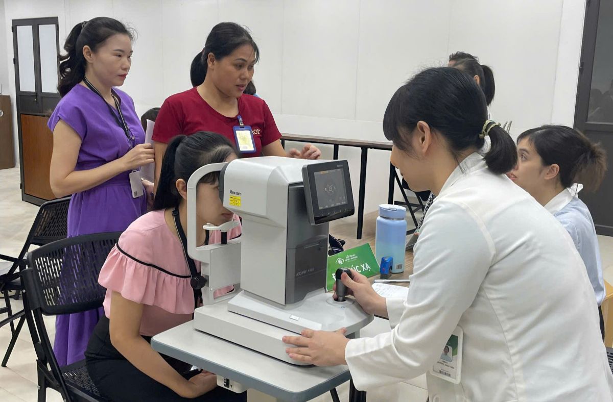 The workers at Hai Phong Golden Star Company Limited are being examined for a month and a half. Photo: Bui Hop